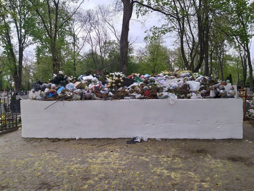 Przepełniony kontener na śmieci na cmentarzu parafialnym i śmieci wzdłuż Al. 21 Października