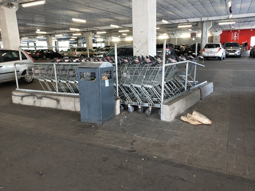 Zaśmiecony parking pod Kauflandem w Żaganiu