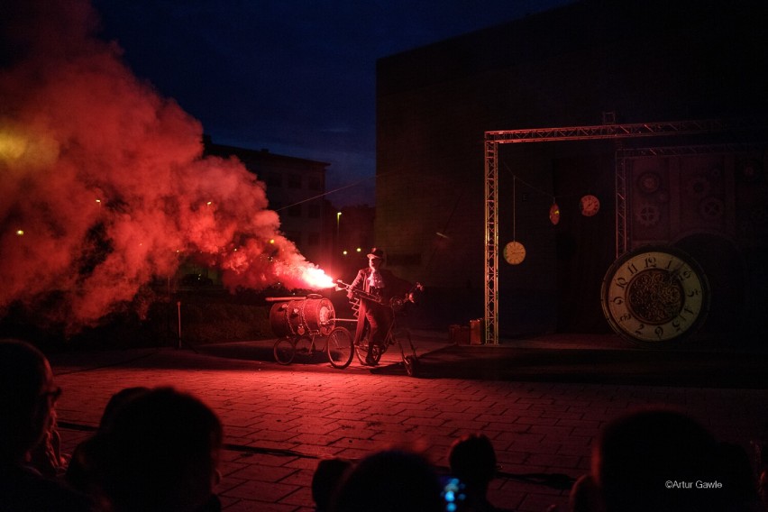 Teatr Akt z Warszawy wystawił spektakl "Poza czasem" na...