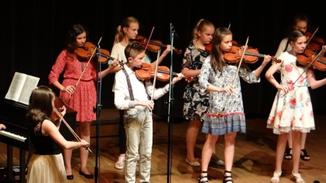 Uczniowie szkoły muzycznej w Zduńskiej Woli występują na koncertach