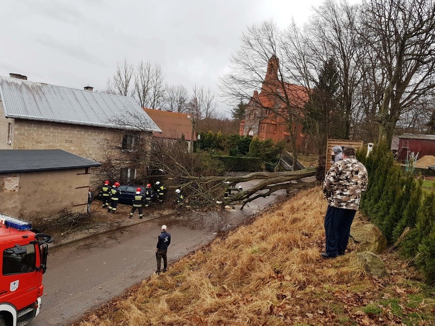 Wystarczyła dziesięciominutowa wichura i strażacy otrzymali...