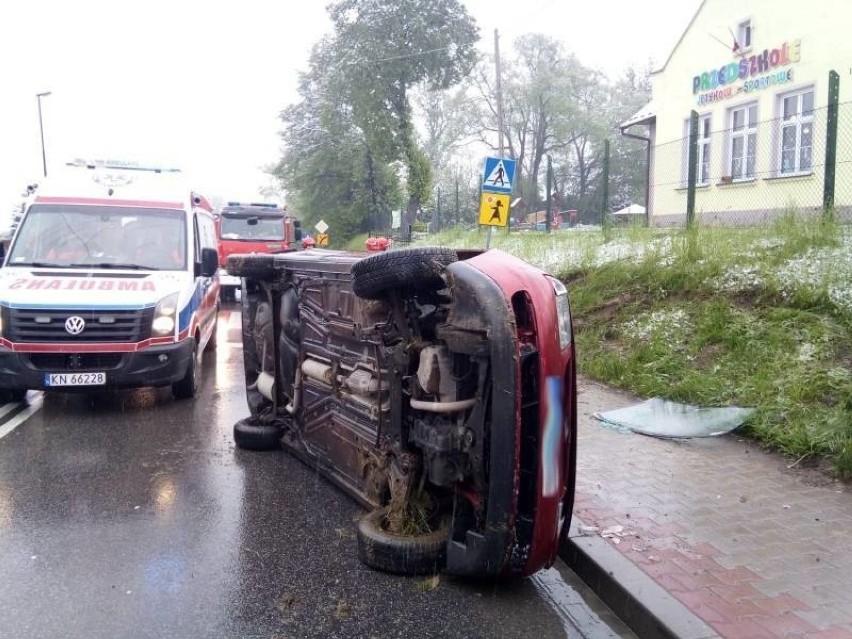 Nowy Sącz. Na ul. Nawojowskiej samochód osobowy wypadł z drogi