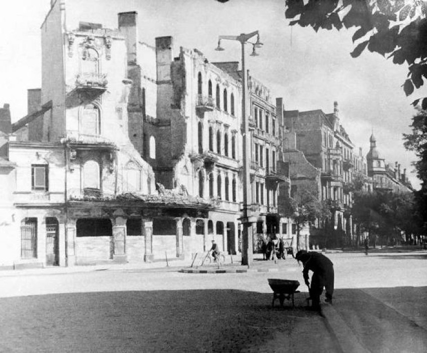 Rok 1945. Ruiny na rogu ulic Krakowskiej i 1 Maja. Widok w...