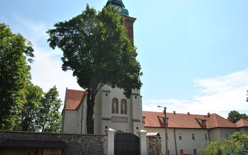 Kościół i klasztor w Alwerni  są budynkami pochodzącymi z...