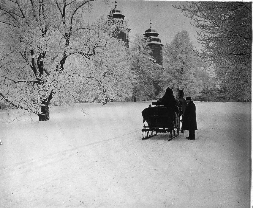 Sanie czekające na księżna Daisy na przedzamczu Książa. 1910...