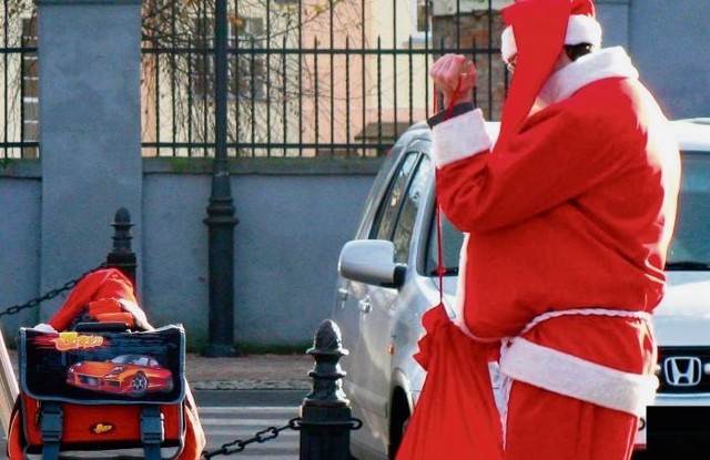 Nawet rozdając prezenty można być narażonym na niebezpieczne sytuacje