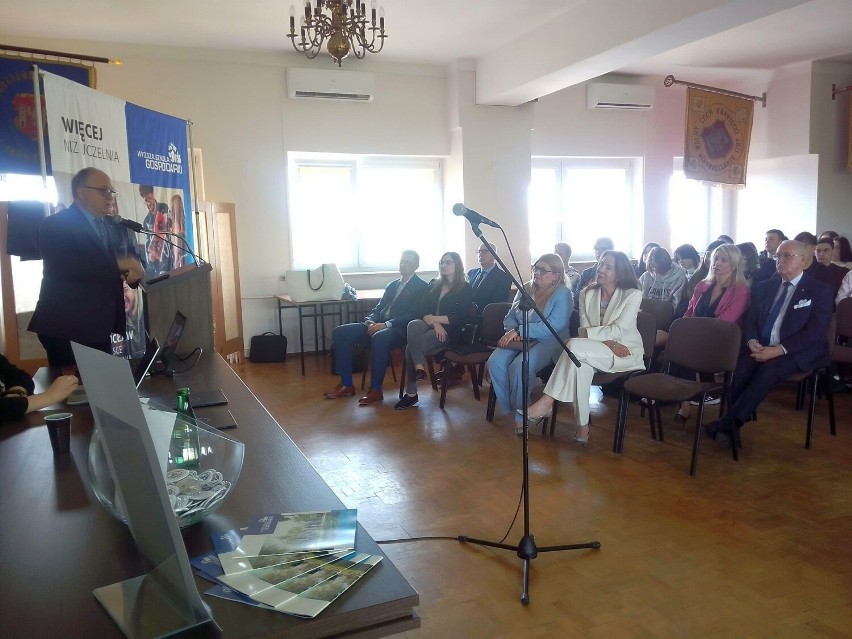 Rektor prof. WSG dr Marek Chamot wprowadził uczestników w...