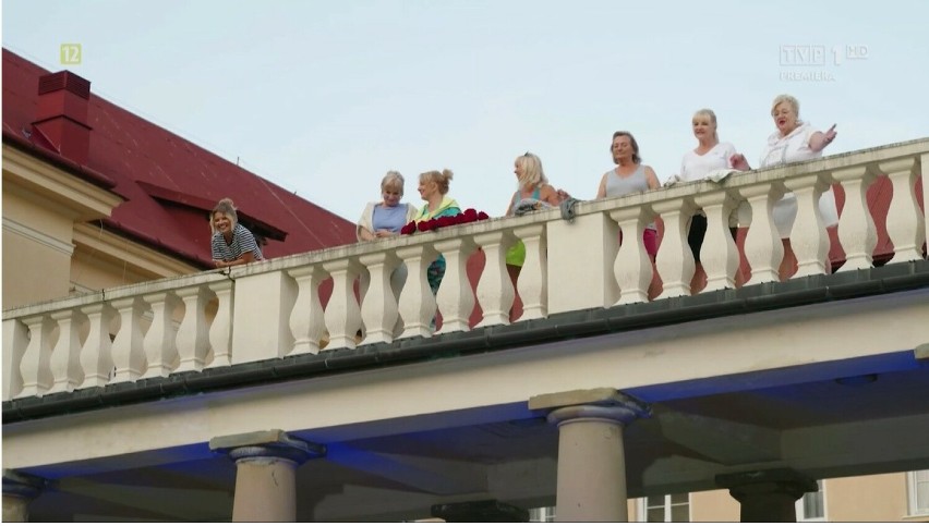 Serenady w "Sanatorium miłości". Panowie śpiewali pod balkonem Nowych Łazienek Mineralnych w Krynicy Zdroju dla swoich ukochanych