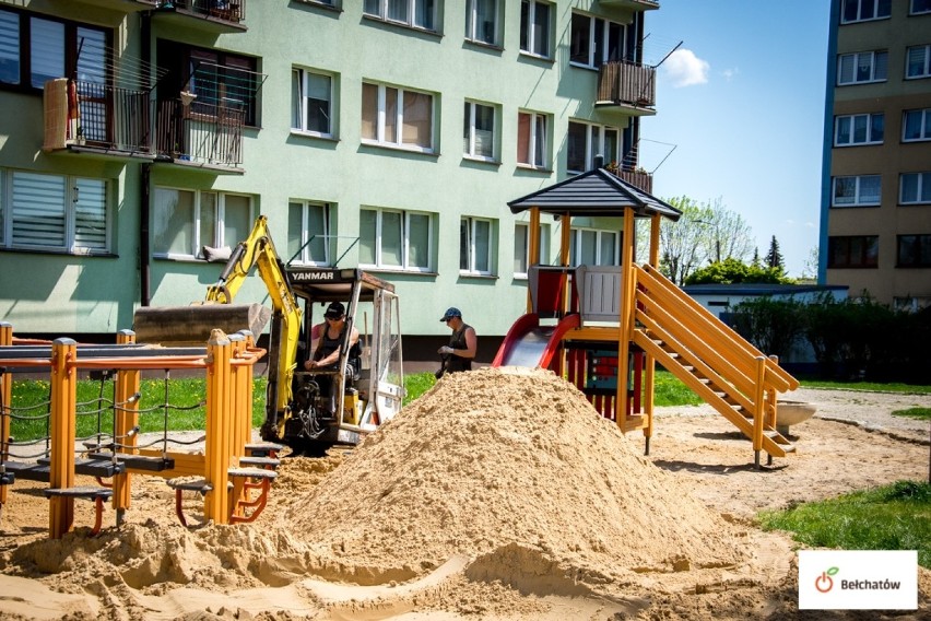 Nowy i czysty piasek trafił do piaskownic na miejskich...