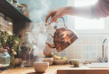 Gotujesz tę samą wodę w czajniku kilka razy? Sprawdź, czy ponowne zagotowanie wody na kawę lub herbatę może być szkodliwe dla zdrowia