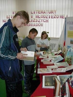 Michał Pałubicki, Bartłomiej Kubiak i Renata Rzysko z przyjemnością przejrzeli książki czytane przez ich zagranicznych kolegów.