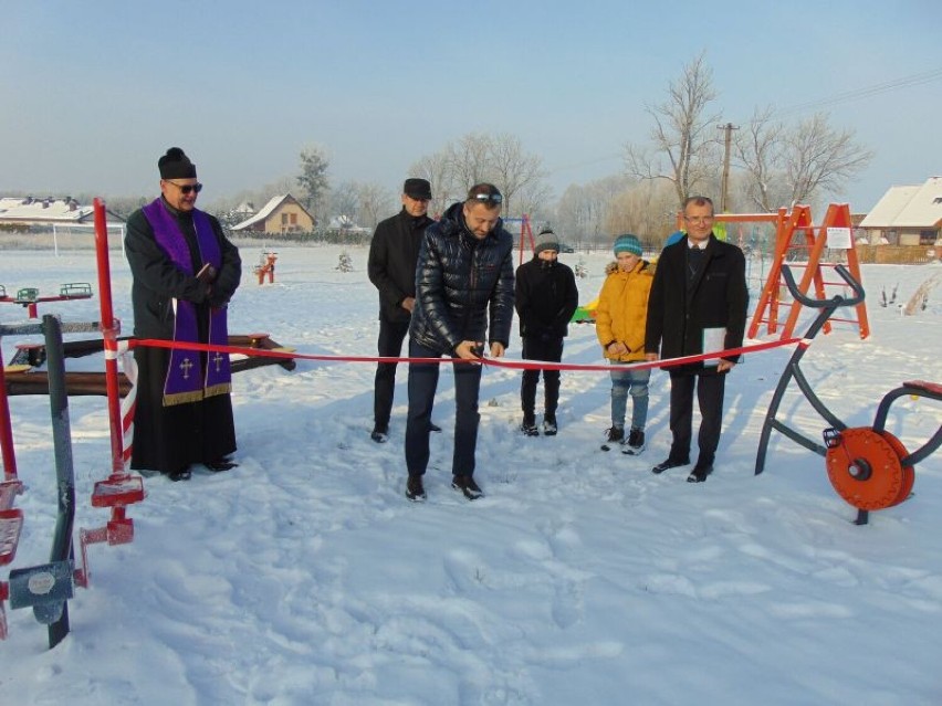 W Żernikach powstał nowy plac zabaw. Nie czekając do wiosny został otwarty już teraz