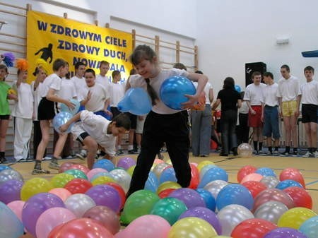 Marek Buza, starosta chojnicki otrzymał pokaźną laurkę podpisaną przez wszystkich uczniów.