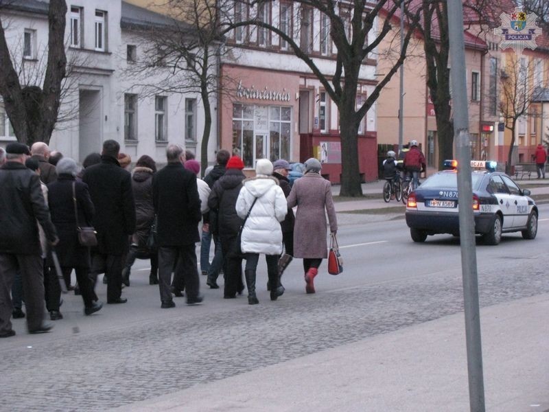 Lębork. Policjanci zabezpieczyli pochód upamiętniający ofiary katastrofy smoleńskiej