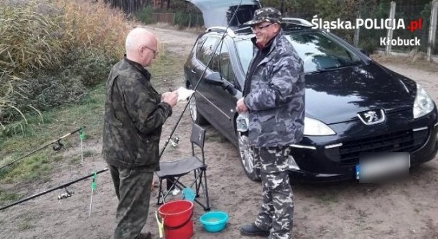 Policjanci i straż rybacka kontrolują wędkarzy 

Zobacz kolejne zdjęcia/plansze. Przesuwaj zdjęcia w prawo - naciśnij strzałkę lub przycisk NASTĘPNE