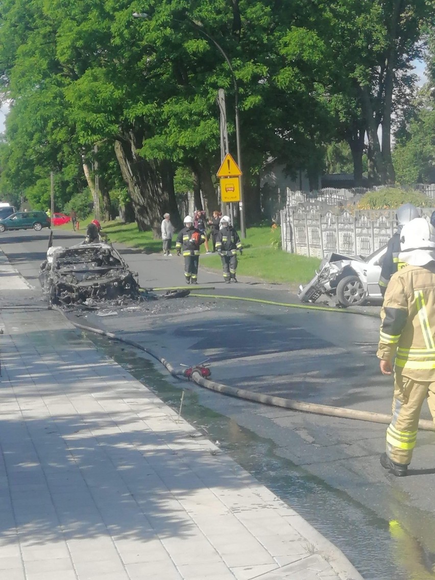 Groźny wypadek na ul. Malowniczej. Samochód stanął w ogniu ZDJĘCIA