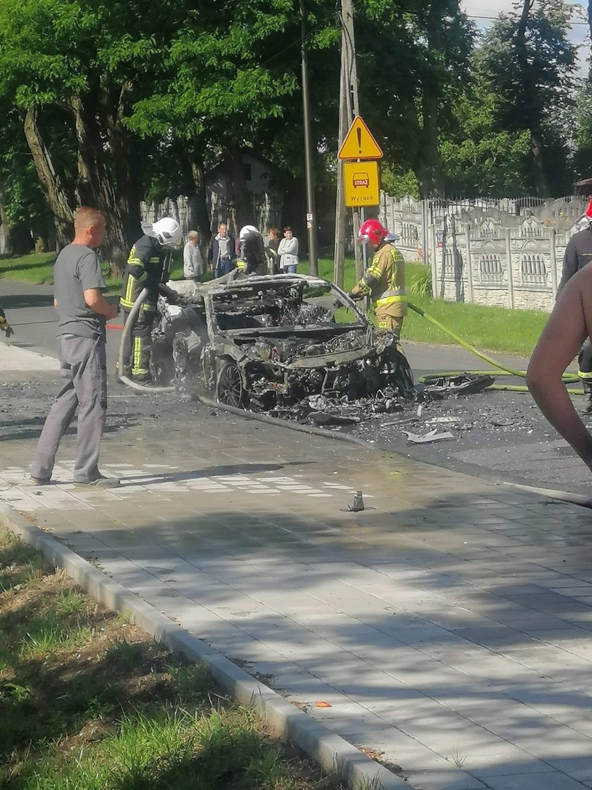 Groźny wypadek na ul. Malowniczej. Samochód stanął w ogniu ZDJĘCIA