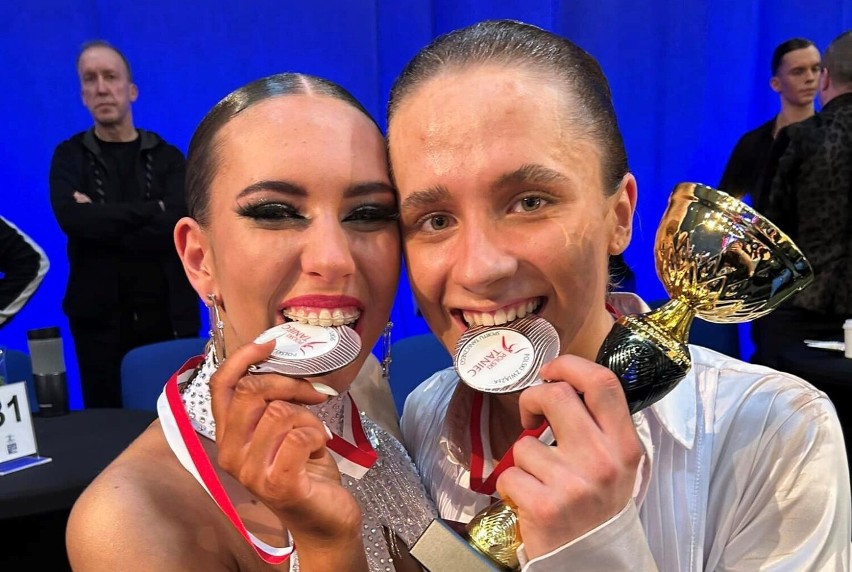 Wielki sukces zduńskowolskiego mistrza tańca młodego pokolenia na Mistrzostwach Polski! Antoni Krajewski z partnerką stanęli na podium FOTO