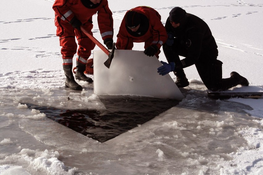 Jaworzno: Straż Pożarna ćwiczyła na cienkim lodzie nad zalewem Sosina [ZDJĘCIA]