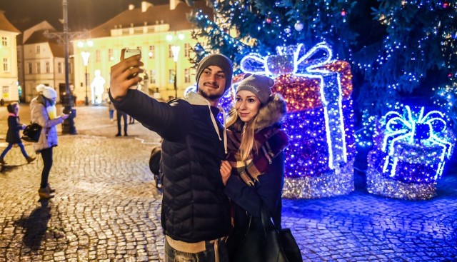 Na ulicach Bydgoszcz coraz mocniej czuć świąteczny klimat. Zwłaszcza na Starym Rynku, gdzie pojawiły się świąteczne iluminacje i główny symbol zbliżających się świąt - choinka!


INFO Z POLSKI odc.12 - przegląd najciekawszych informacji ostatnich dni w kraju

