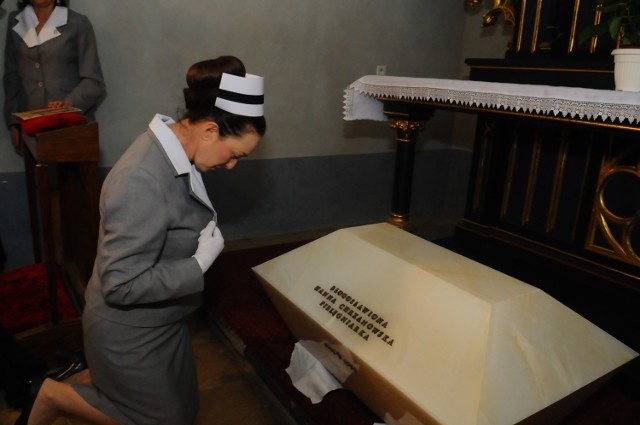 Szczątki przyszłej błogosławionej zostały przeniesione do poświęconej jej kaplicy