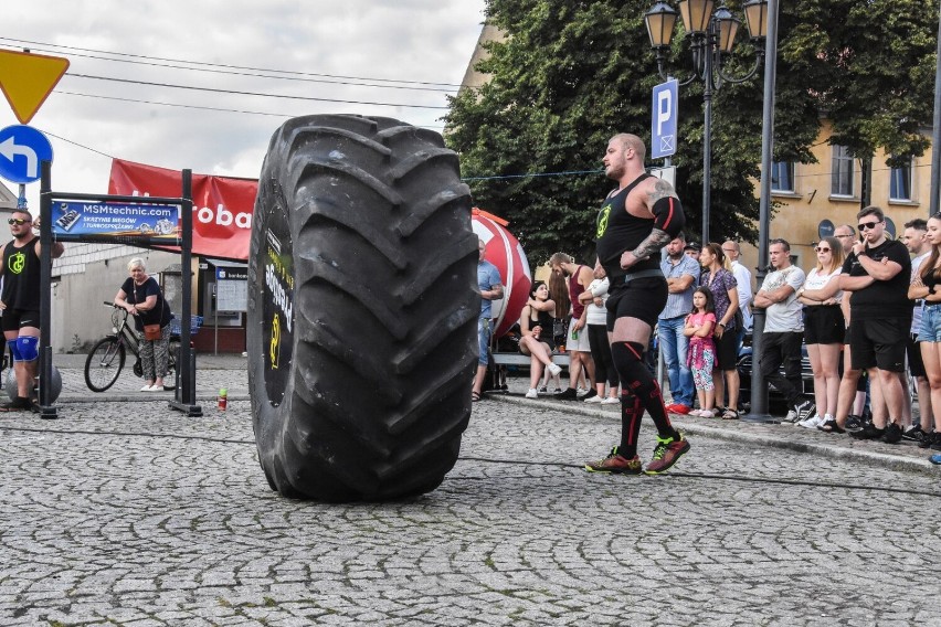 Obrzycko. Pokazy siłaczy i konkursy dla publiczności na pikniku strażackim