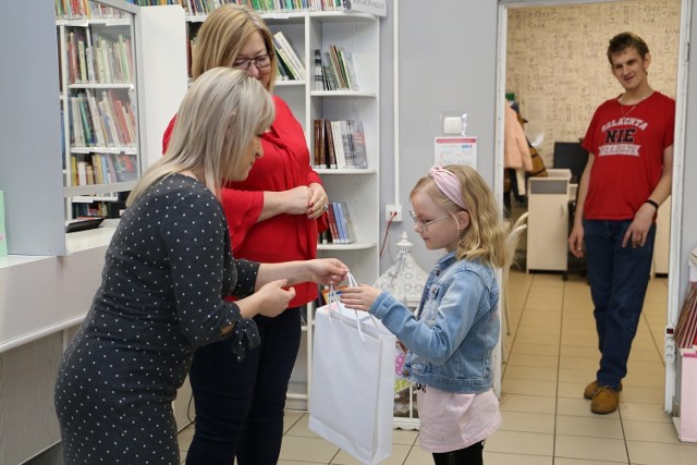 W poniedziałek, 11 kwietnia 2022 r. w Miejsko-Gminnej Bibliotece Publicznej w Jabłonowie Pomorskim wręczono nagrody laureatom konkursu plastycznego "Magia pisanek"