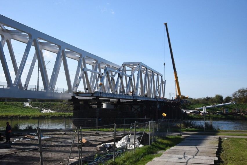 W Opolu powstaje nowy most kolejowy przez Odrę.