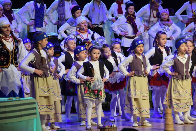 W trakcie Kiermaszu Świątecznego, w sali widowiskowej Regionalnego Centrum Kultur Pogranicza w Krośnie, Stowarzyszenie Kultury Dzieci i Młodzieży Dysonans wystawiło widowisko bożonarodzeniowe "Będzie Kolęda".