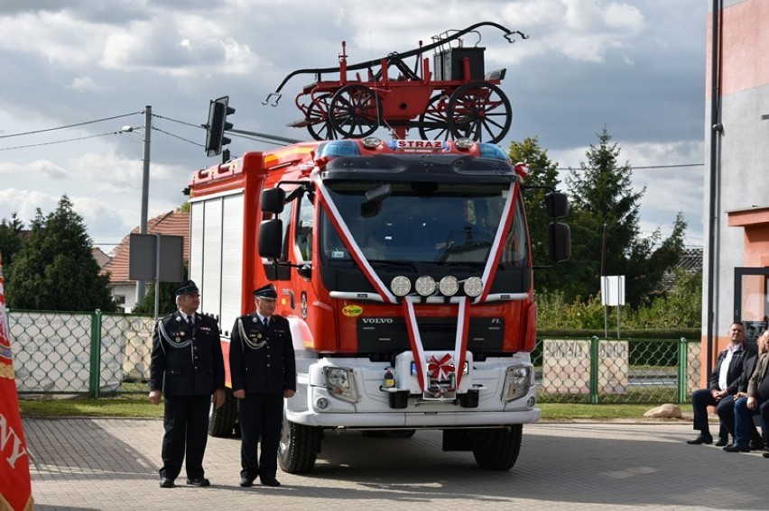 Strażacy ochotnicy z Rzeszotar mają nowy wóz bojowy.