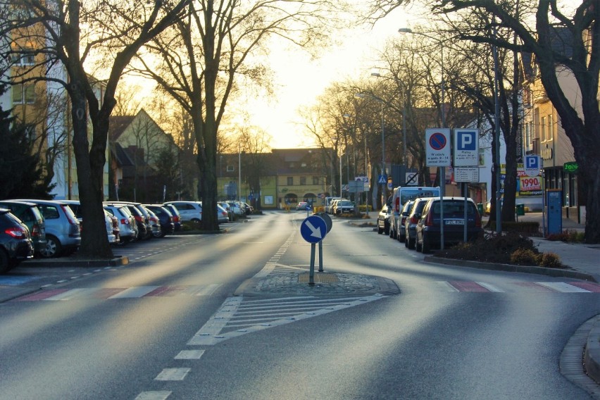 Zlotów. Piątek w mieście - kolejki przed marketami, puste ulice i parki