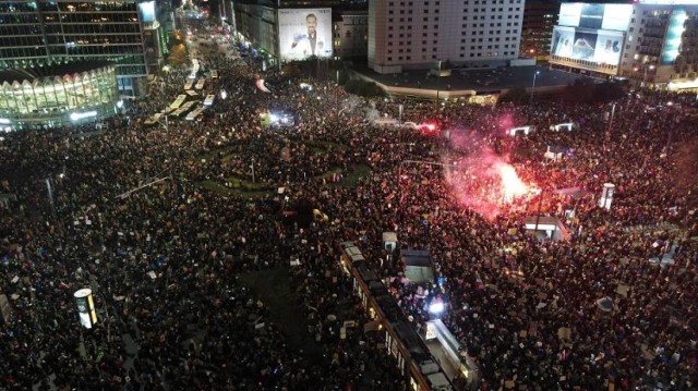 Protest Ogólnopolskiego Strajku Kobiet na rondzie Dmowskiego w Warszawie.