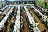 Spotkanie wielkanocne 2024 w Kikole. Do stołów zasiadło ponad 500 osób. Zdjęcia