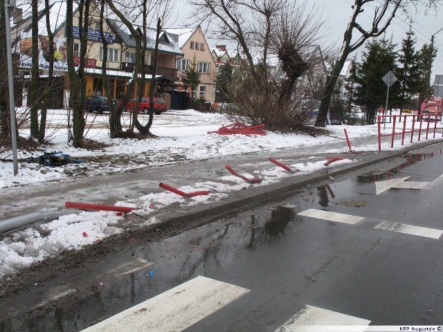 11 marca, po godzinie 12.00 augustowscy policjanci zostali poinformowani o zdarzeniu drogowym na skrzyżowaniu ulic Chreptowicza i Mickiewicza. Okazało się, że jadący w kierunku Ronda Solidarności kierowca ciężarówki, w pewnym momencie zjechał z drogi, staranował sygnalizator świetlny oraz barierki ochronne i odjechał z miejsca zdarzenia. 


Wypadek w Cisowie. Pijany ojciec uderzył autem w drzewo [zdjęcie]