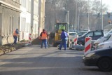 Nowy chodnik  i lepsze odwodnienie ulicy Grota Roweckiego przy wiadukcie [ZDJĘCIA]