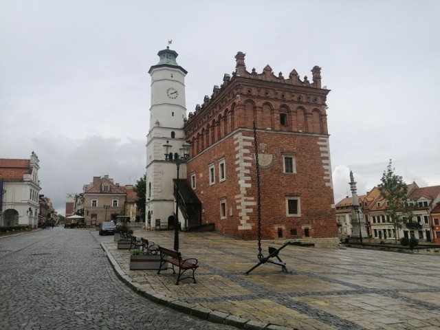 Od najbliższego weekendu na sandomierskim Rynku i pobliskich ulicach, po godzinie 23 nie będzie już gasło światło. Władze miasta uznały, że wraz z powrotem ruchu turystycznego, Starówka powinna być rozświetlona.