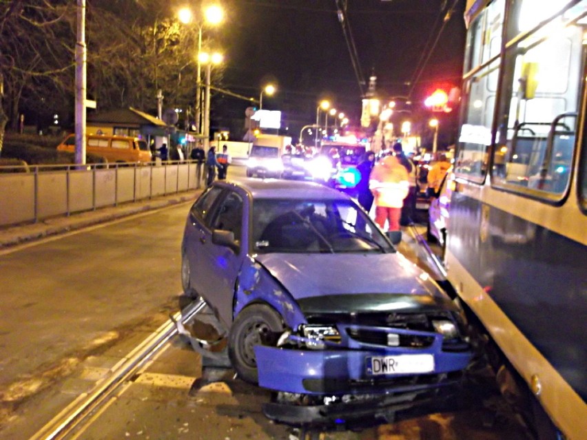 Wypadek na Traugutta. Zderzenie dwóch samochodów i tramwaju [ZDJĘCIA]