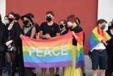 „Wyzywali nas od pedofilów, padły pogróżki, że nas zabiją”. Cichy protest LGBT+ w Lublinie i kontrdemonstracja. Zobacz