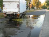 Gdańsk: Z samochodu ciężarowego wyciekło tysiąc litrów ropy. Akcja strażaków na ulicy Głębokiej