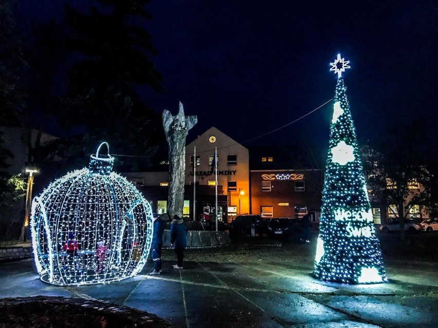 Świąteczne iluminacje w gminie Kolbudy. Zobaczcie jak pięknie wygląda nowa choinka, wielkie bombki oraz inne ozdoby |ZDJĘCIA