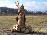 Drewniany rycerz pilnuje gminy Dąbrowa
