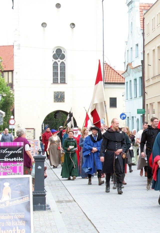 Zabytkowa kamienica (błekitna, tuż przy Barmie Grudziądzkiej) sypie się. Wymaga kapitalnego remontu.