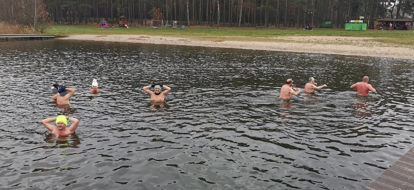 Grupa CSW Morsy ze Świecia kąpieli zażywa w jeziorze w...