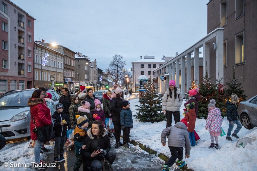 "Otul miasto ciepłym słowem i świątecznym nastrojem" - przedświąteczna akcja Stargardzkiego Centrum Kultury w obiektywie Tadeusza Surmy