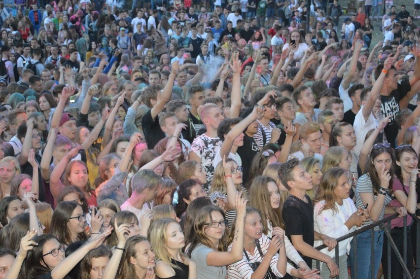 Kolejna odsłona Happy Festival w Skierniewicach. Młodzież bawiła się przed sceną CKiS [ZDJĘCIA+FILM]