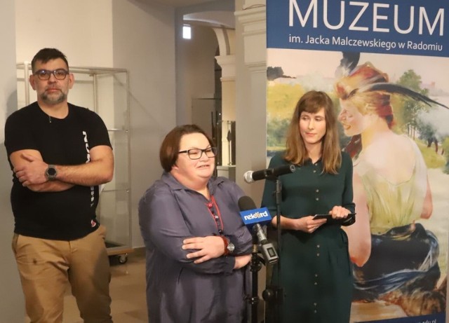 O wystawie "Kajko i Kokosz - komiksowa archeologia" mówi jej kuratorka: Dorota Pogodzińska, obok Katarzyna Stańczuk i Paweł Pogodziński.