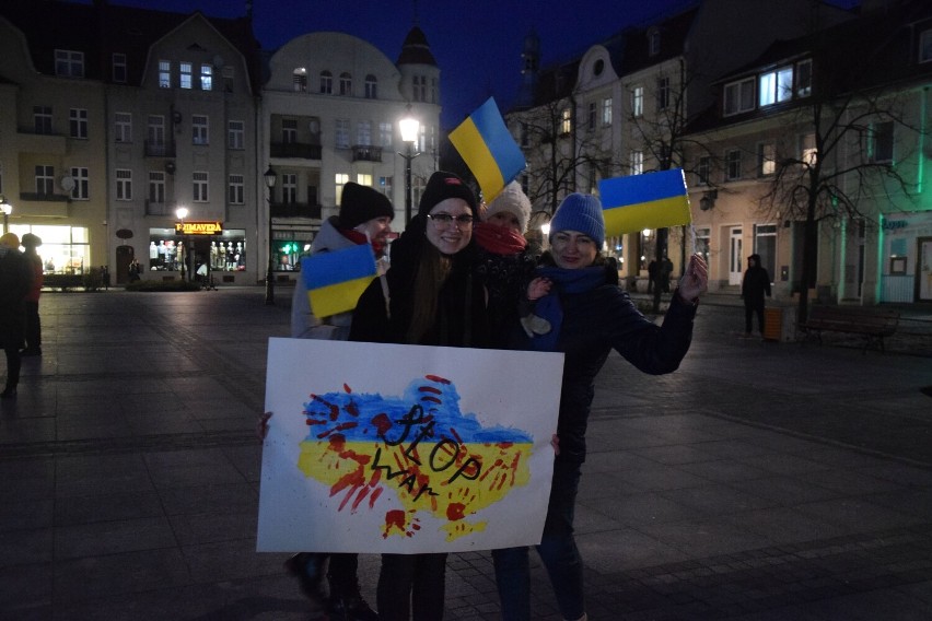 Środa Wielkopolska powiedziała "Stop Wojnie"! Pokojowa manifestacja zgromadziła na Starym Rynku średzian i obywateli Ukrainy