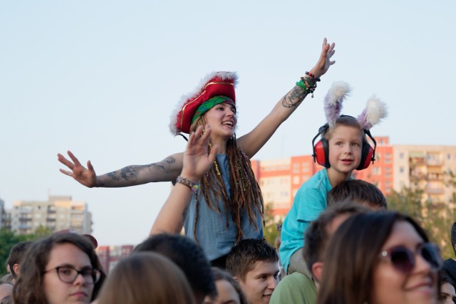 Rockowe koncerty przyciągnęły tłumy opolan na błonia Politechniki Opolskiej. W piątek podczas Rock Opole 2019 zagrali Dezerter, Łąki Łan, Happysad oraz Organek. Imprezę poprowadził tradycyjnie Piotr Stelmach.