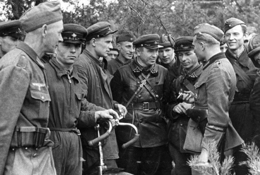 Spotkanie żołnierzy Wehrmachtu i Armii Czerwonej na wschód...