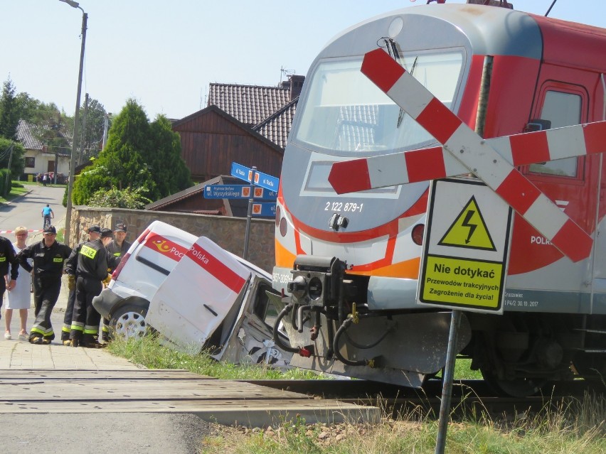 Pociąg osobowy zepchnął pocztowy samochód z torowiska. Auto...